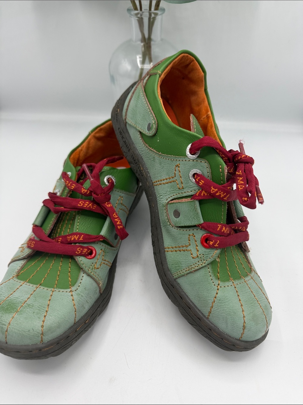 TMA Eyes Green Two-Tone Casual Sneakers with Red Laces
